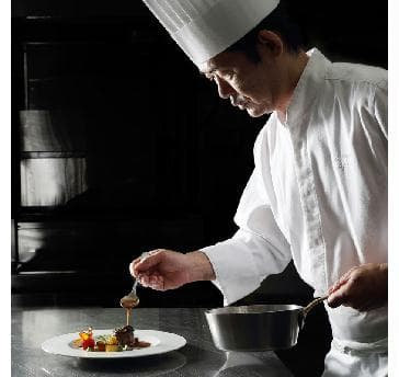 【おいしいをおもてなしに】
数々のメディアに登場する料理長が手がける本格フレンチは「また来たくなる」とご参加者様からも好評。レストランの味をバンケットルームで。