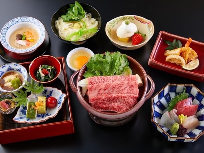 お昼からのご接待や同窓会、ご会合、友人同士のお集まりにも。
旬のお造り、厳選黒毛和牛など、職人の手により一品一品丁寧に、彩り豊かに盛り付けます。