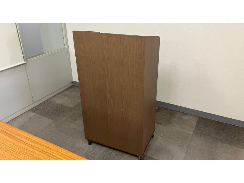 講演会、展示会などイベント会場のスピーチで使用する演台・司会台も無料で貸し出ししております。
パソコンや資料、荷物を置くのにとても便利です。
