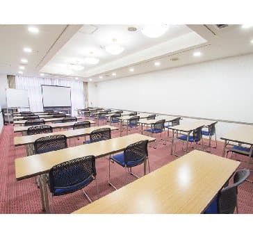 最大シアター型で８０名収容可能です。

お客様の用途に合わせてレイアウトさせていただきます。

「会議・研修・セミナー・展示会・パーティー等」、様々なニーズに合わせてご利用いただけます。