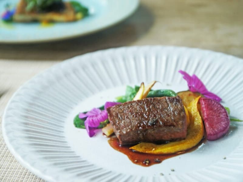 夜は常陸牛を使った料理やお酒に合う料理も充実しています。