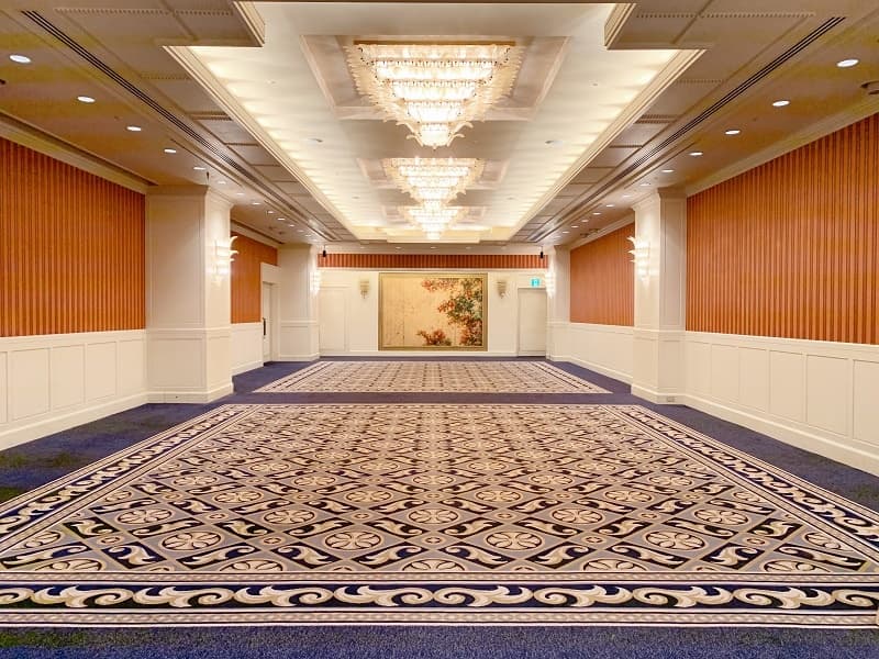 3階 鶴の間
・面積：212m²　　天井高：4.0m
・カクテルブフェ：120名、着席ブフェ：70名、正餐：120名、シアター：228名、スクール：96名