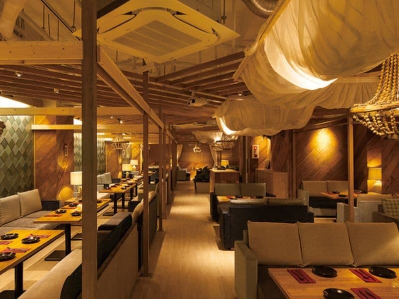 店内入って左側から見た全体写真
【着席80名/半立食100名】
照明暗め※夜Ver．