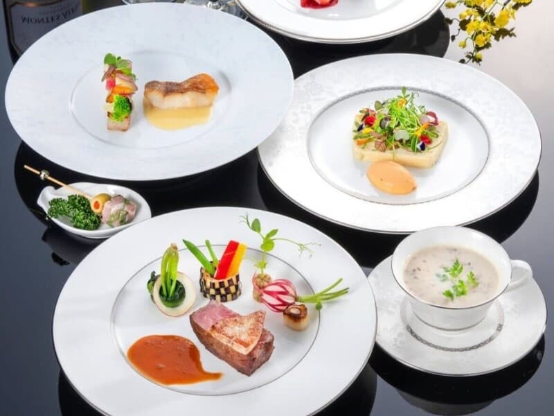 【お料理一例】
地場産の食材を取り入れた和洋折衷のメニューから、本格的なコース料理、ブッフェスタイルや卓盛料理など幅広く対応しております。
