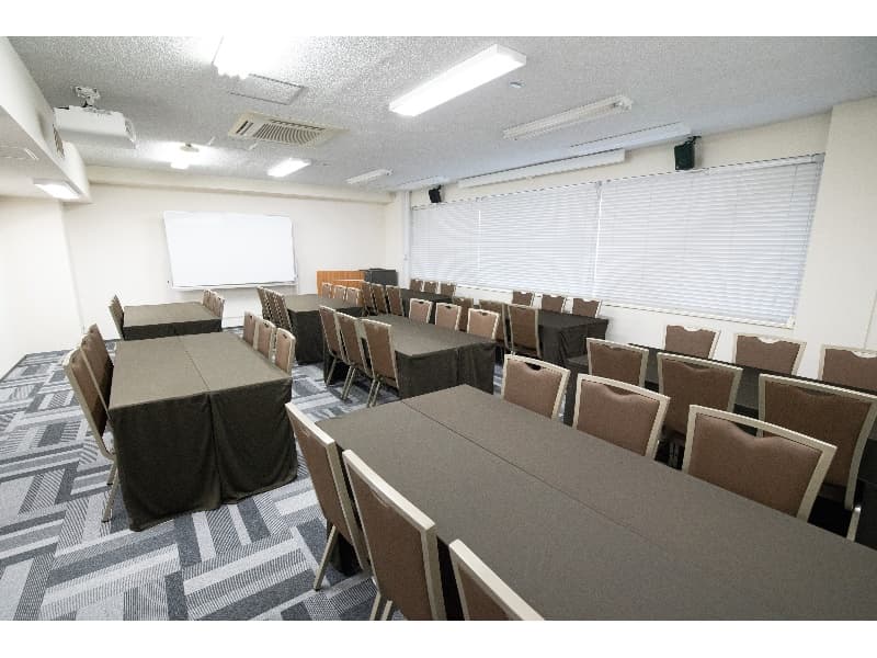 【50名会議室】島形（コの字・ロの字も可）
