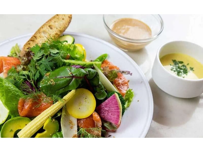 京都の旬食材を活かした多彩なメニュー構成。前菜からデザートまでバランスよく揃い、幅広いゲストにご満足いただける内容です。