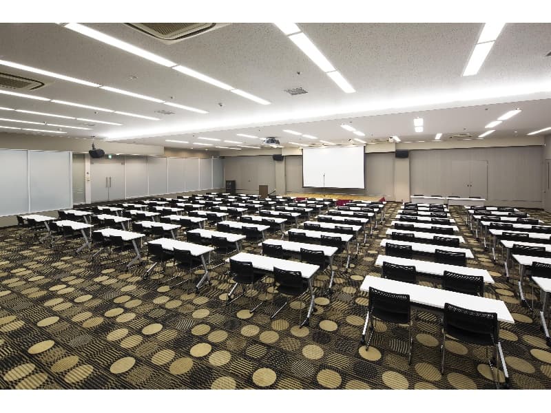 天井高3.6m、300名収容の多目的ホールです。大会議はもちろん、商品発表会や入社式・入学式などでもご利用頂けます。