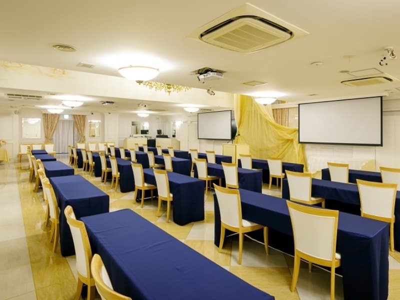 アンバサドゥール／5階
展示会・イベント・ファンミーティングに最適です。
シアター：〜100名
スクール：〜84名