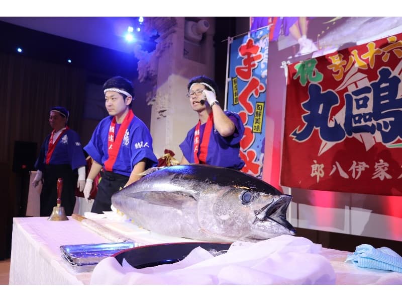 マグロの解体ショーと言えばバトゥール東京♪
ステージ上での40キロのキハダマグロは圧巻！