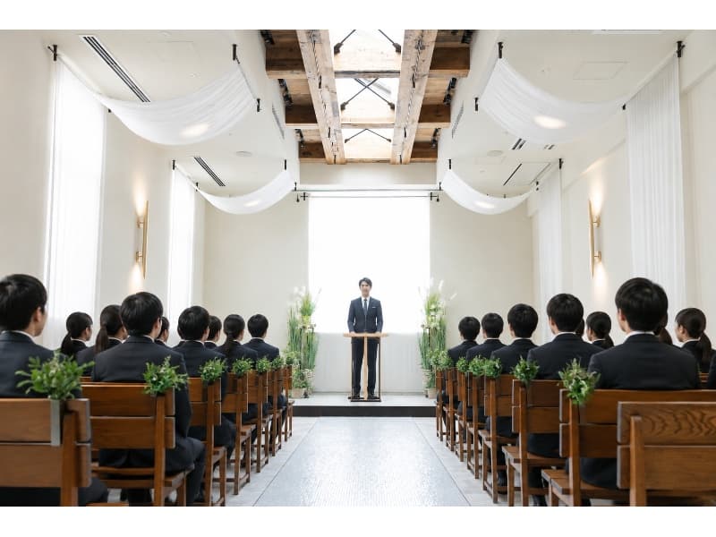 洗練された空間での入社式