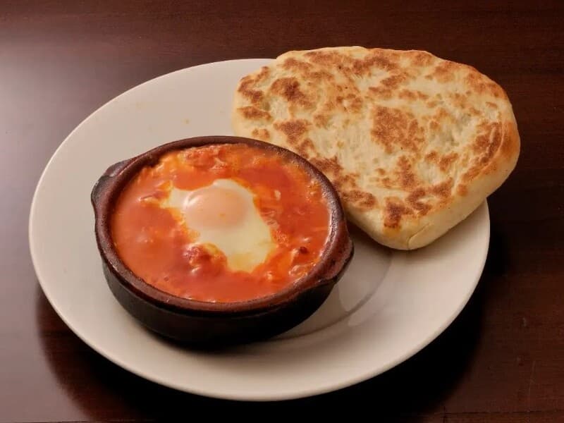 ナポリの目玉焼き　ピアディーナ添え