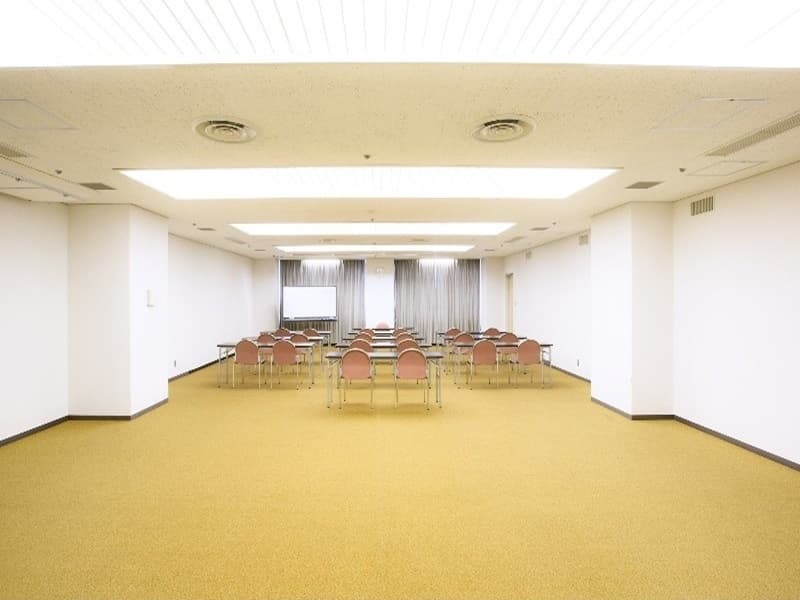 【大会議室】　（夕鶴）　113㎡　　（56畳）
セミナースタイル　教室スタイル　８０名間まで　宴会（畳）スタイル　５０名まで可のリバーシブル可能な会場