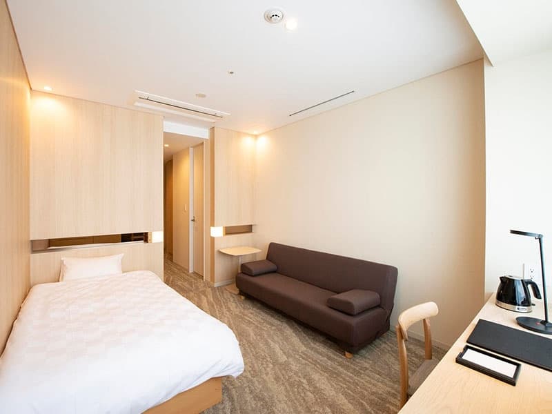 ●快適な宿泊設備 ▶ソファを備えた広いお部屋で、ゆっくりとおくつろぎいただけます。
