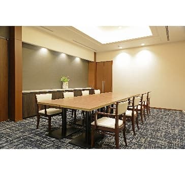 レストラン個室を兼ねた小会議室です。
控室や面接会場など、少人数でのご利用に最適です。