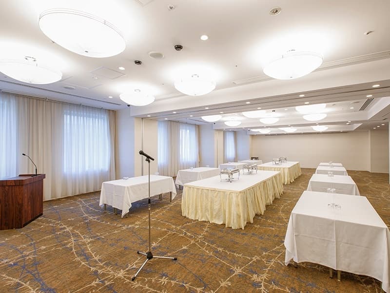 【立食形式】研修・セミナー後の懇親会・謝恩会や、プライベート利用での同窓会など、様々なパーティーにご利用いただけます。美味しいお料理とともに、ホテルならではの、上質なサービスとおもてなしをぜひご体感ください。