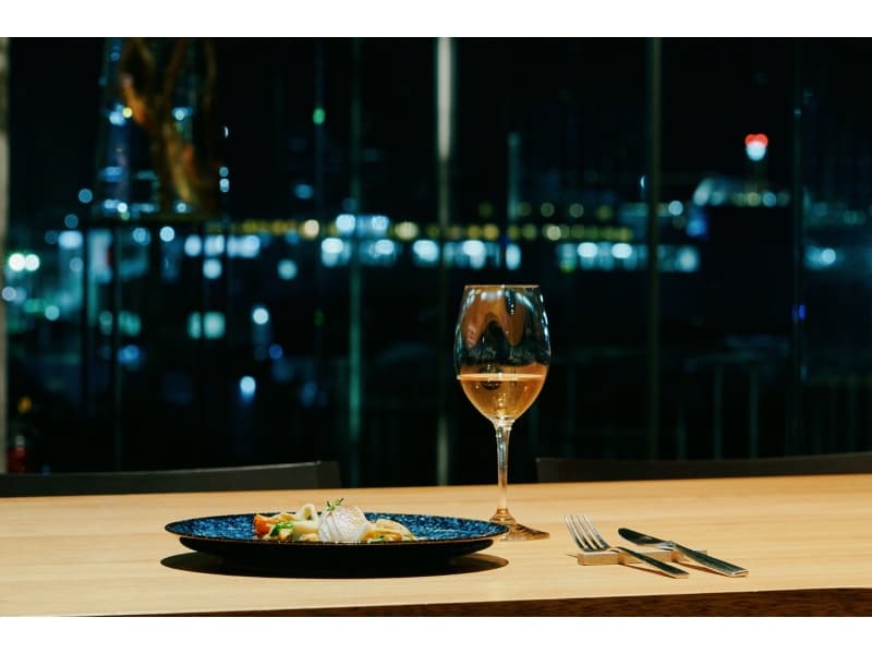 お料理とドリンク、神戸港の夜景のペアリングをお楽しみください。