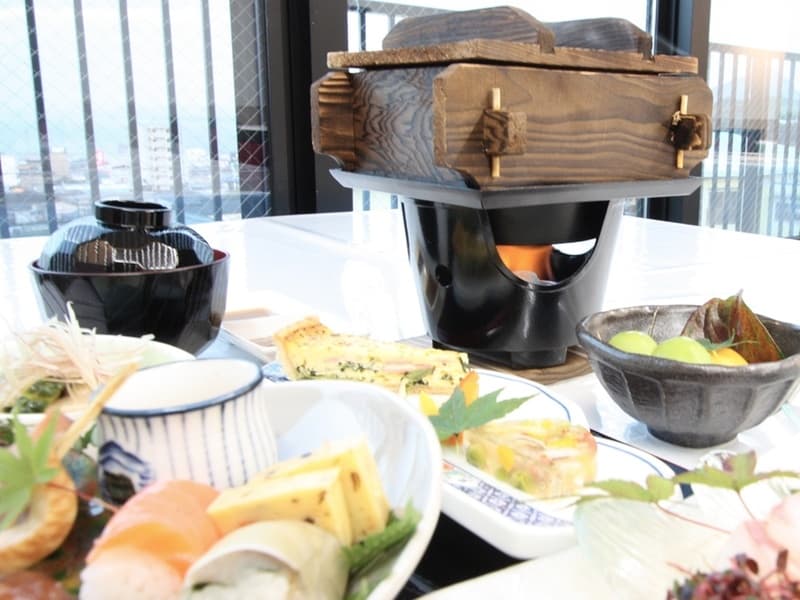 【料理一例】
別府名物の「地獄蒸し」です。
温泉の蒸気で蒸した野菜とお肉・海老は香りと共に楽しめます。
