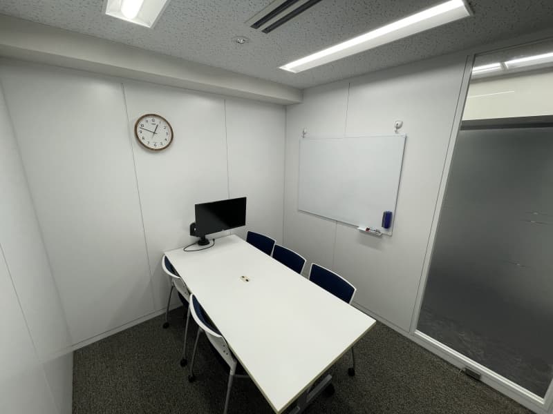 「Room2」
・全体面積：6.8㎡
・収容人数：6名
・モニタ、Webカメラ、マイク　無料
・ホワイドボード　無料
