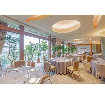 ［THE PARK ROOM／小宴会場］高層階（9階）
着席80名様／立食100名様

開放的な窓が印象的な「ザ パーク ルーム」。大きな窓から自然の光が爽やかに差し込む緑あふれるバンケットルームです。
窓の外に広がるパノラマビューを臨みながら、いつもとは違ったオフサイト感のあるひとときをお過ごしいただけます。