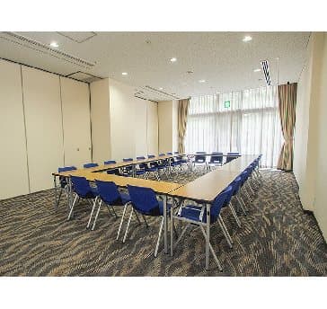 最大シアター型で５０名収容可能です。

お客様の用途に合わせてレイアウトさせていただきます。

「会議・研修・セミナー・展示会・パーティー等」様々なニーズに合わせてご利用いただけます。