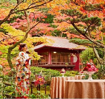 ■日本庭園
日本庭園内には２つの国登録文化財である茶室の「真珠邸」、離れの「松風閣」があり、秋には紅葉が見事な美しい名勝庭園です。