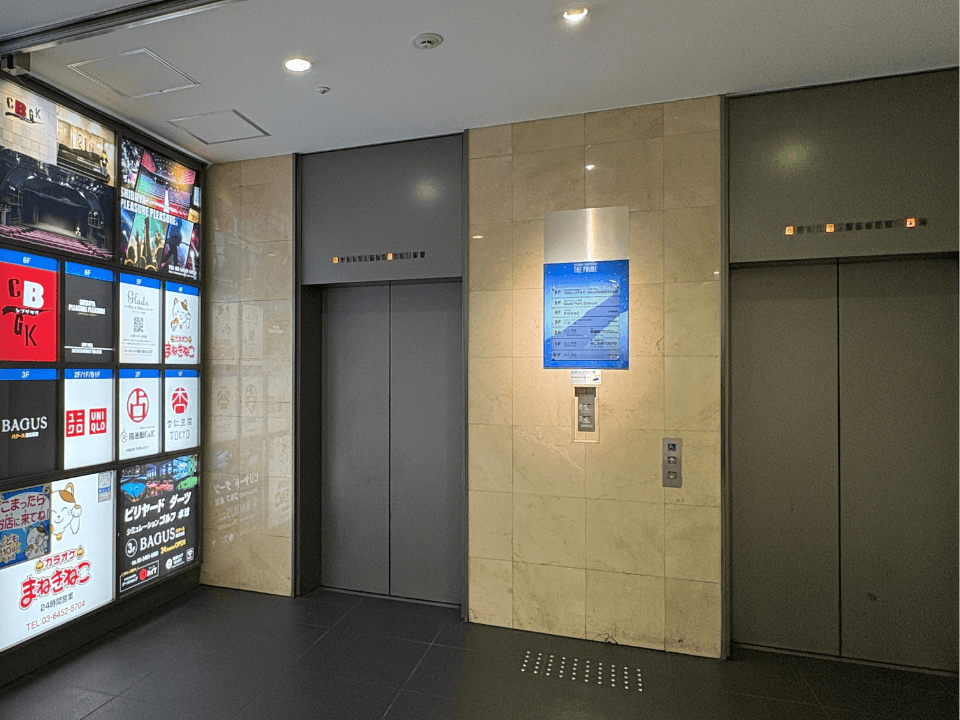 1Fエレベーターホール｜渋谷駅A0出口（地下）からも乗車可能、濡れずに5Fへ直行