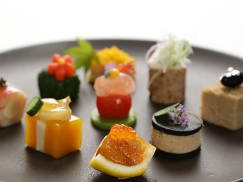 「にいがたの名工」受賞の日本料理長が、新潟の恵みを生かした美しい一皿を丁寧に仕上げます。
