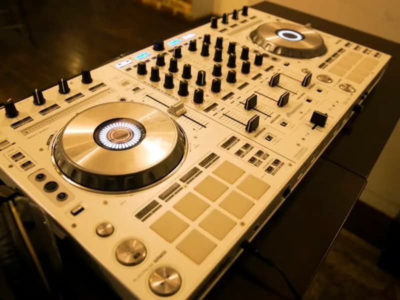 DJ機材 (DDJ-SX - パイオニア）
こちらはデジタル音源のみの使用となります。レコード・CD再生型のターンテーブルはございません。ご利用の際は、ノートパソコンまたは音源データをお持ち込みください。
※DJソフト「SeratoDJ」有料版のみ使用可能です