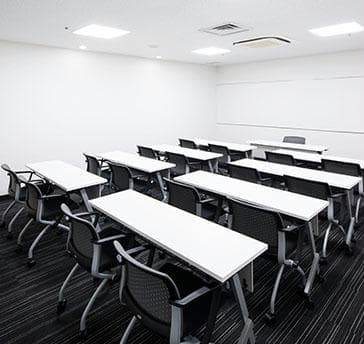 面接・控え室、分科会や小会議に便利なお部屋です。スクール形式やロの字など、用途に合わせてご利用頂けます。