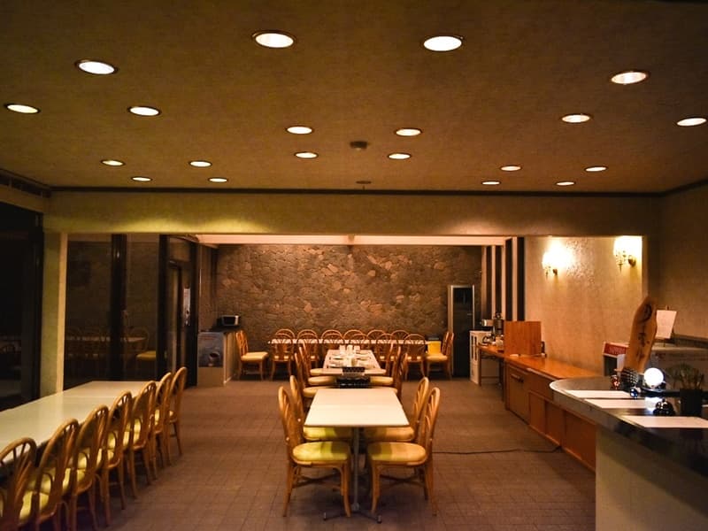 【食堂/定員50名】
貸切時の場合、ミーティングまた二次会でもご利用いただけます。二次会ご利用の際、ご利用時間はご相談ください。