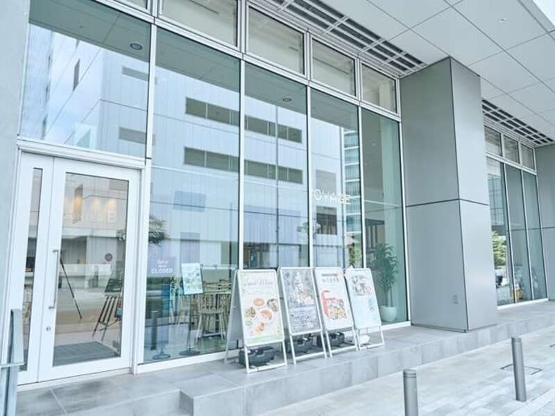 【外観】
白を基調とした一面ガラス張りで、自然光が心地よく差し込みます。