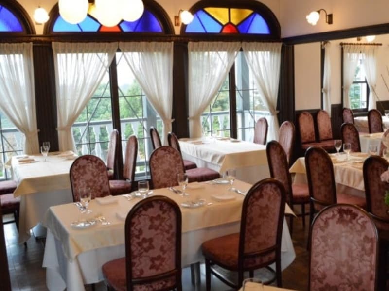 2F　RESTAURANT
窓辺からは富士山が眺められ、洗練されたフレンチを大切な方々と