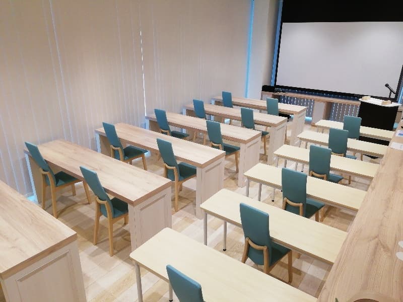 隣の席との距離を充分に取って、コロナ禍でも安心・安全な会場をご提供します！