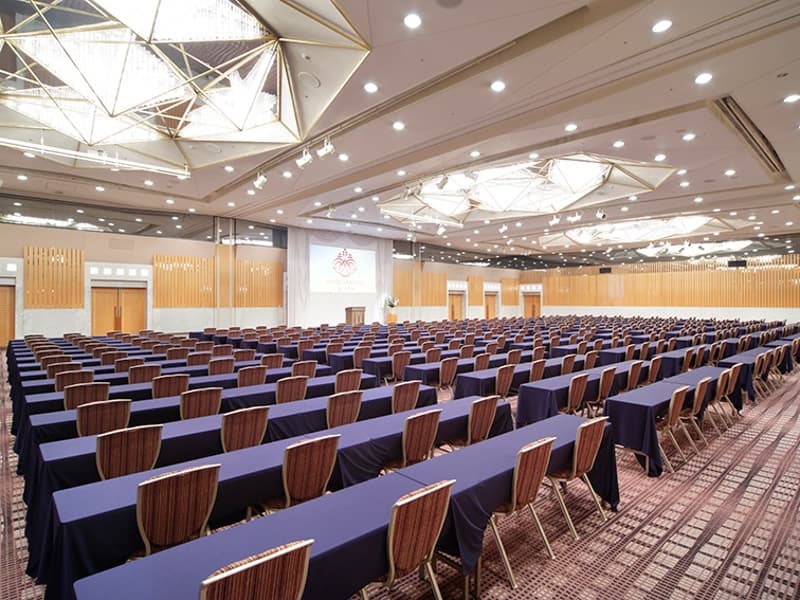 ホテル3階　大宴会場「源氏の間」
「スクール形式で最大約1000名様、シアター形式で約1400名様までご利用いただけます。
