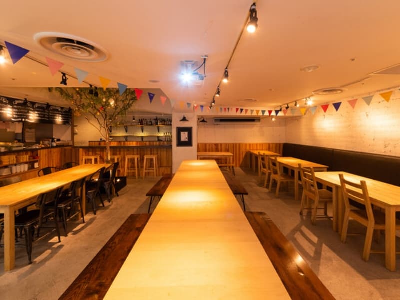 〈 貸切 〉
平日20名様～（金曜日を除く）
着席45名様 / 立食60名様
人数に満たない場合も、お気軽にご相談ください。