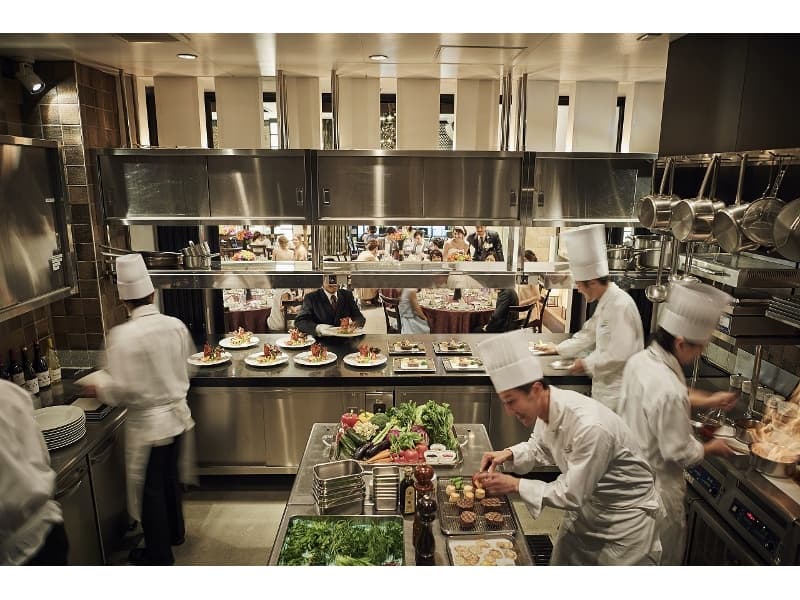 【ライブキッチン】シェフが直接食事の状況を把握出来るので、最高のタイミングで料理が仕上がります