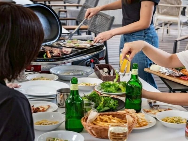 人気NO.1【BBQコース★飲み放題付き6,500円】BBQセット7種、当店自慢のピザ含む全12品＆飲み放題付！自然を感じながらテラスでボリューム満点贅沢BBQを♪2名様～雨天もOK◎お子様料金有！