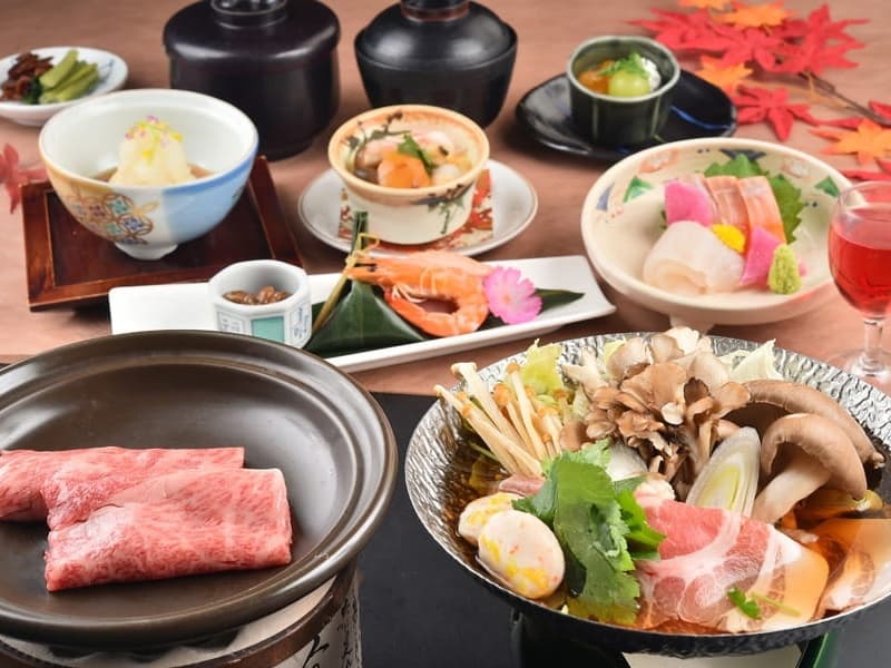四季折々の彩りを、信州の恵みとともに
玉の湯では、旬の地場食材を組み入れ、季節感あふれる会席料理をご用意しております。一皿一皿に心を込めた美しい盛り付けと味わいは、目にも舌にも楽しみを。