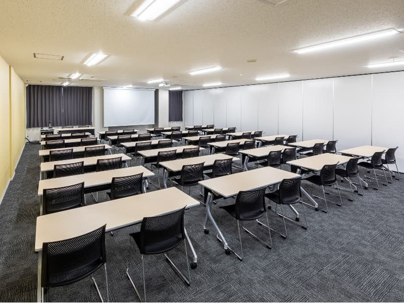 【大研修室③(137㎡)】
大ホール(490㎡)を分割した会場です。
パーテーションの仕切り部分は全てマグネットボードとなっているため、
模造紙などご自由に掲示することが可能でございます。