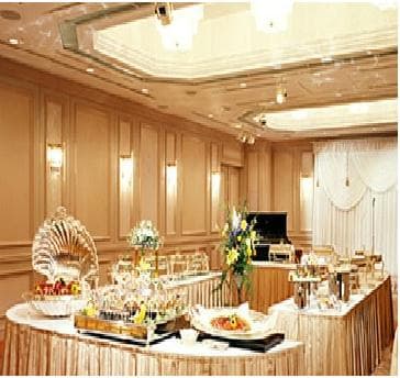 【エメラルド】
面積：164㎡ ／縦：17.6m／横：9.3m／天井高：3.0m
スクール：132名／口の字：72名／立食：150名／正餐：90名