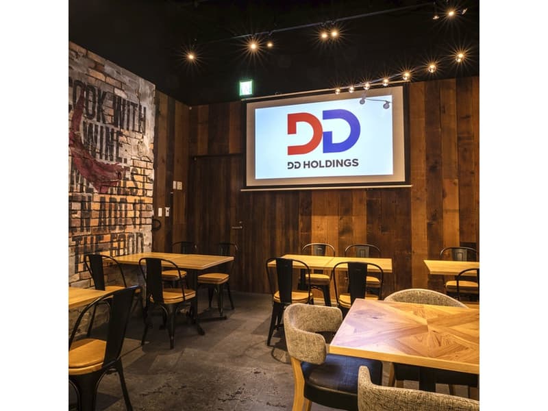 店内どこからでも見えるプロジェクターモニターは使用料無料♪他にも見やすい位置にテレビが3台。