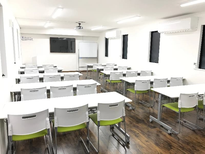 Room1は会場面積40m²となり、収容可能人数は最大26人。

少人数の打ち合わせや会議、中規模のセミナーや研修、勉強会等に最適です。インターネット設備も充実。
65型テレビモニター、100インチプロジェクタースクリーンも完備。
