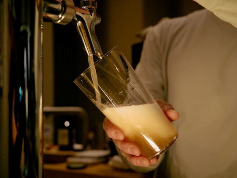 目の前で注がれるビールは、きめ細かな泡も美味しい