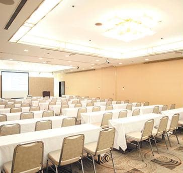 ２Ｆ　孔雀の間（158㎡）天井高　2.9ｍ
会議　スクール形式　108名様（3名掛け）
　　　　　　　　　　 72名様（2名掛け）
　　　ロの字　　　　55名様
基本料金　2時間　144188円（税サ込）
追加料金　1時間　72094円（税サ込）
