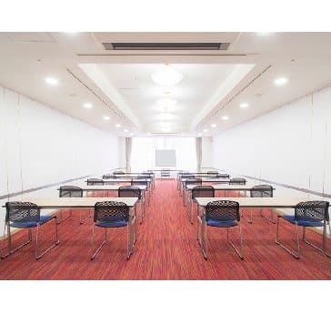 最大シアター型で８０名収容可能です。

お客様の用途に合わせてレイアウトさせていただきます。

「会議・研修・セミナー・展示会・パーティー等」、様々なニーズに合わせてご利用いただけます。