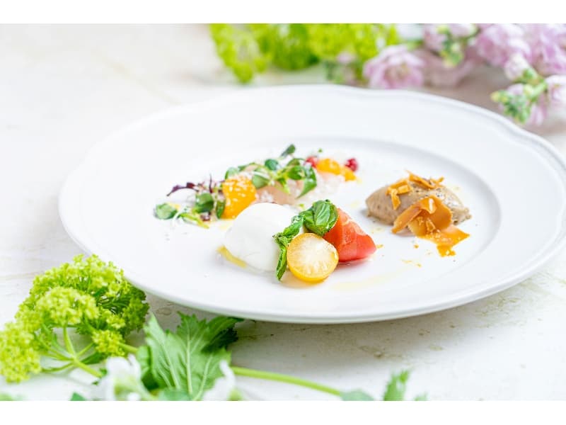 前菜は、自家製フレッシュチーズと糖度に拘ったトマトのカプレーゼや、旬の鮮魚のカルパッチョを。
