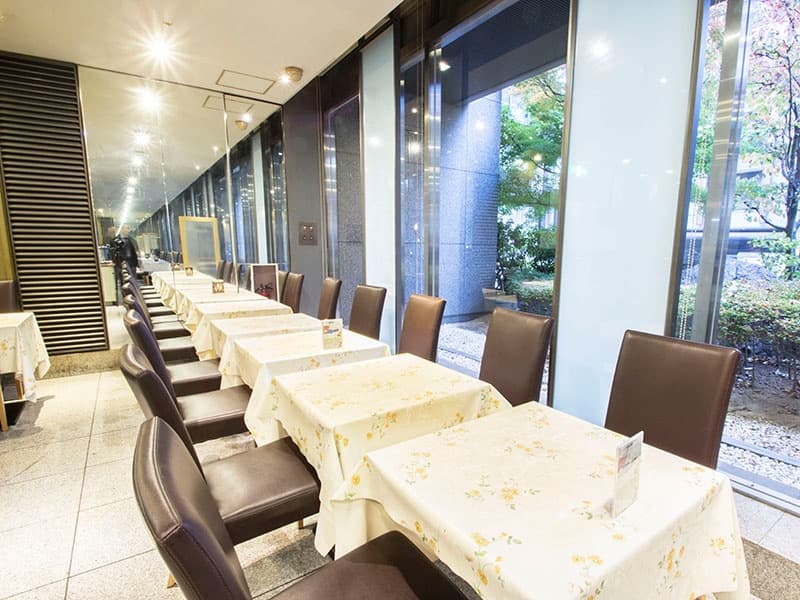 店内最大72名までご対応可能！それ以上の大人数でのパーティー利用ですと、ホテル内にあるホール会場にてご利用いただけます。
お客様のご利用用途に合わせてテーブルレイアウトも変更可能です。