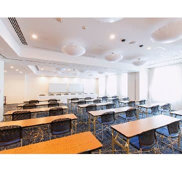 最大シアター型で１００名収容可能です。

お客様の用途に合わせてレイアウトさせていただきます。

「会議・研修・セミナー・展示会・パーティー等」様々なニーズに合わせてご利用いただけます。