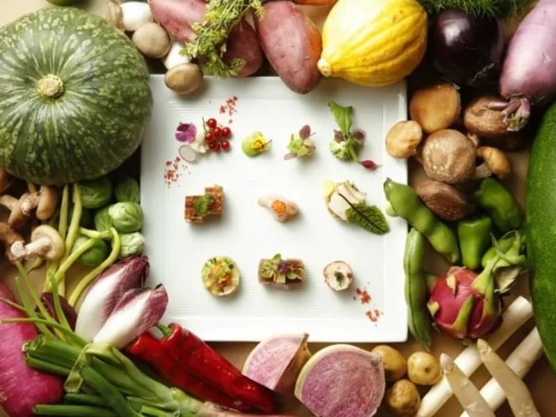 【ワンプレート料理】
冷菜や温菜、メイン料理までを１皿でお届けします。
見た目にこだわったフィンガーフードや、ボリューム重視のメニュー考案も可能です。