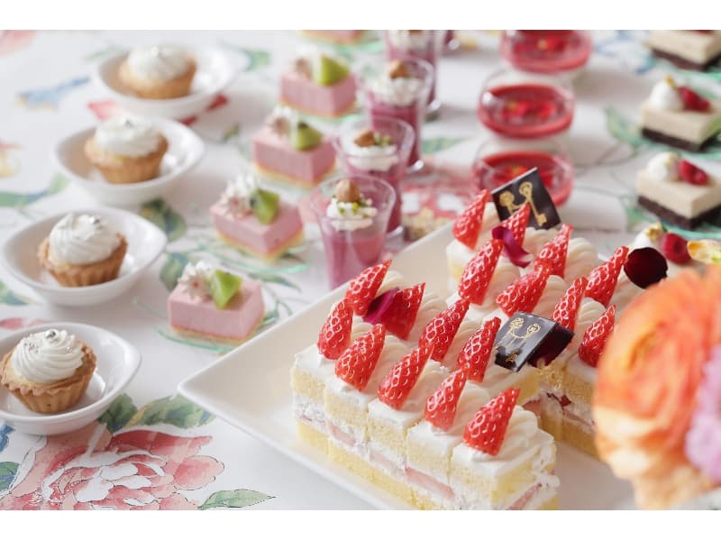 専属パティシエによる華やかでかわいらしい至極のデザートをご堪能ください